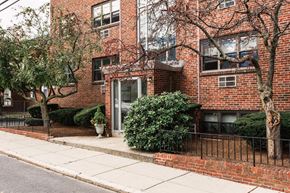 Brighton apartment for rent - Sidewalk and Entrance to the Building