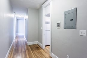 Brighton apartment for rent - Hallway and Doorway to Kitchen