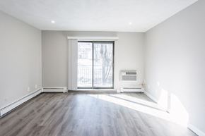 Brighton apartment for rent - Living Room with Door to Balcony