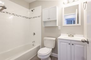 Brighton apartment for rent - Bathroom with Shower/ Bathtub Combination