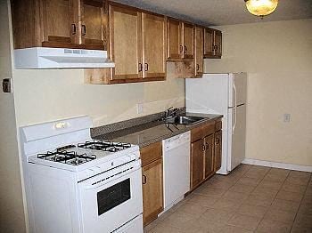 Clinton apartment for rent - a kitchen with a stove and a refrigerator