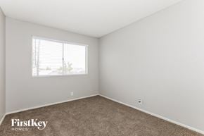 Mesa house for rent - a bedroom with carpet and a window