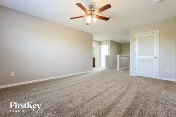 Ruskin house for rent - a spacious living room with carpet and a ceiling fan