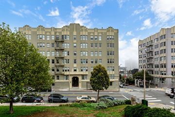 San Francisco apartment for rent - A large building with a green lawn in front of it.