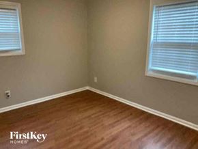 Atlanta house for rent - a bedroom with a wooden floor and two windows