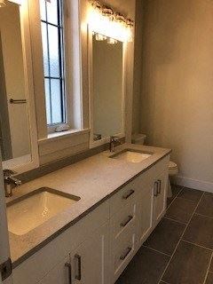 Delta apartment for rent - a bathroom with two sinks and a mirror