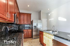 Valrico house for rent - the kitchen has granite counter tops and stainless steel appliances