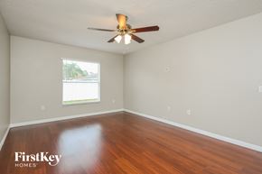 Kissimmee house for rent - a living room with wood floors and a ceiling fan