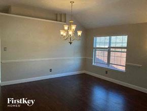 Mansfield house for rent - A room with a chandelier and a window.