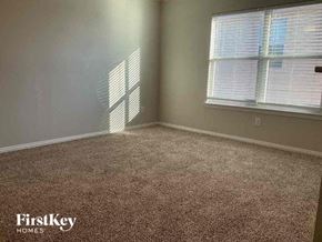 Mansfield house for rent - A room with a carpeted floor and a window with blinds.