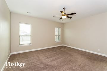 Midlothian house for rent - the spacious living room with carpet and a ceiling fan