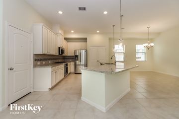 Richmond house for rent - A spacious kitchen with a large island in the middle.
