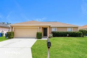 Winter Haven house for rent - a home with a lawn and a parking meter in front of it