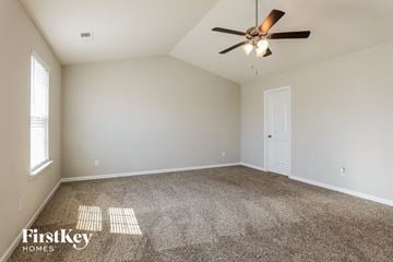 Mooresville house for rent - the spacious living room with ceiling fan and carpet