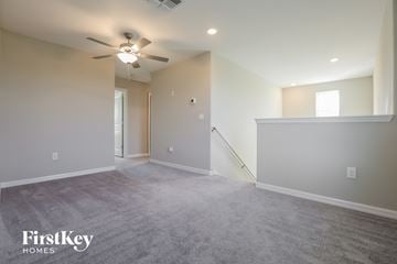 Ruskin house for rent - a living room with carpet and a ceiling fan