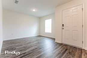 Port Charlotte house for rent - a bedroom with white walls and a white door