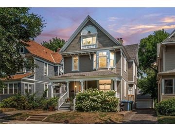 Minneapolis apartment for rent - a historic home in the neighborhood