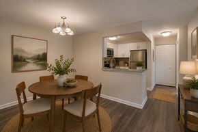 Largo apartment for rent - A dining room with a round table and chairs.