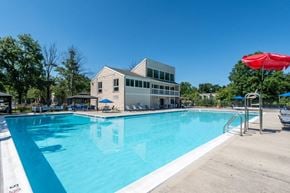 Largo apartment for rent - a swimming pool with a building in the background