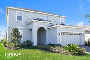 Davenport house for rent - a white house with a white garage door