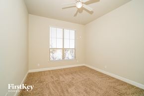 Aledo house for rent - a bedroom with carpet and a ceiling fan