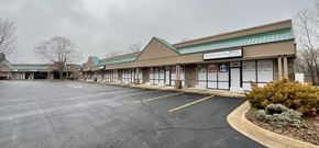 Bella Vista apartment for rent - A parking lot in front of a closed store.