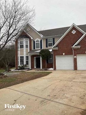 Charlotte house for rent - a brick house with a driveway and a white garage door