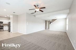 San Antonio house for rent - A spacious room with a carpeted floor and a ceiling fan.