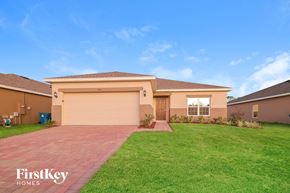 Davenport house for rent - a beige house with a lawn and a garage door