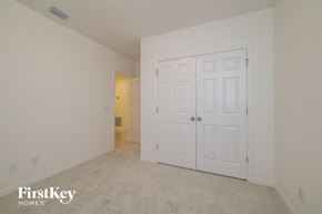 Davenport house for rent - a bedroom with two closets and a carpeted floor