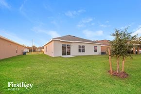 Davenport house for rent - a house with a lawn and two trees
