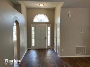 Saint Cloud house for rent - an empty living room with a white door and a window
