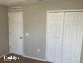 Saint Cloud house for rent - a bedroom with two white doors and a closet