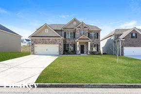 Dallas house for rent - A large, well-maintained house with a driveway in front.