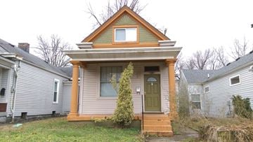 Louisville house for rent - the front of a small house with a green door