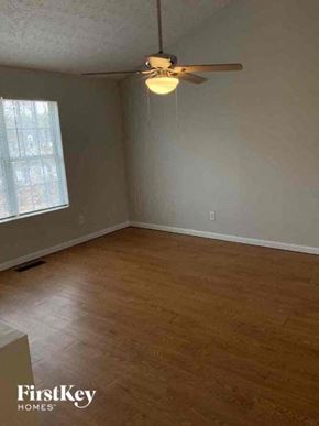 Clermont house for rent - A room with wooden flooring and a ceiling fan.
