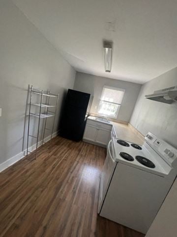 Hattiesburg house for rent - a small kitchen with a stove and a refrigerator