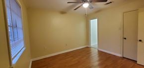 Hattiesburg apartment for rent - a living room with wood floors and a ceiling fan