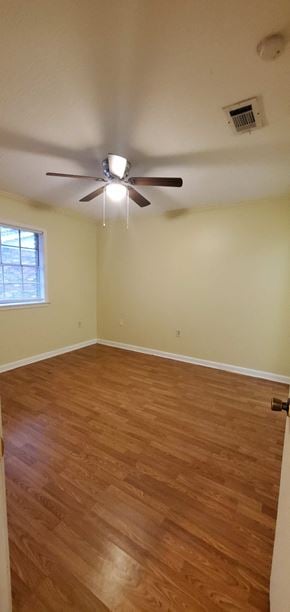 Hattiesburg apartment for rent - an empty living room with a ceiling fan and wood floors