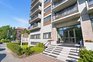 Montréal apartment for rent - A modern apartment building with a sign in front that reads "ALBERT AR-73144".