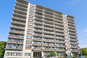 Montréal apartment for rent - A large residential building with multiple balconies and windows.