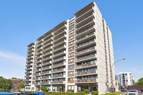 Montréal apartment for rent - A tall residential building with balconies on each floor.