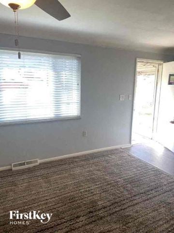 Cincinnati house for rent - a living room with a rug and a window