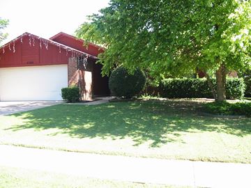 Broken Arrow house for rent - a house with a lawn and a tree in front of it