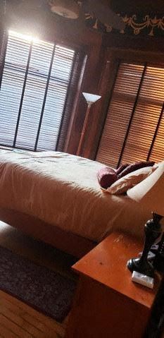 Louisville house for rent - a bedroom with a bed and a table