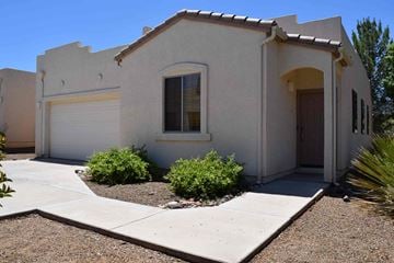 Cottonwood house for rent - A house with a white garage door and a brown door.