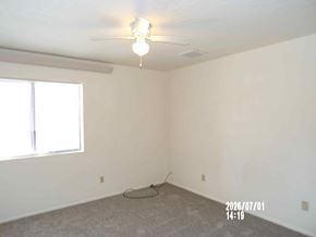 Cottonwood apartment for rent - A room with a ceiling fan and a window with blinds.