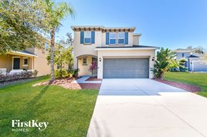 Palmetto house for rent - a house with a driveway and a garage door