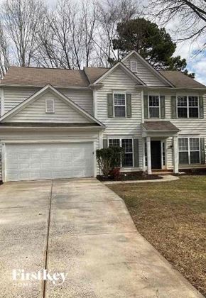 Huntersville house for rent - a white house with a driveway in front of it