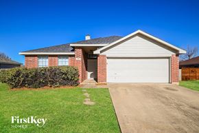 Forney house for rent - a house with a driveway and a garage door